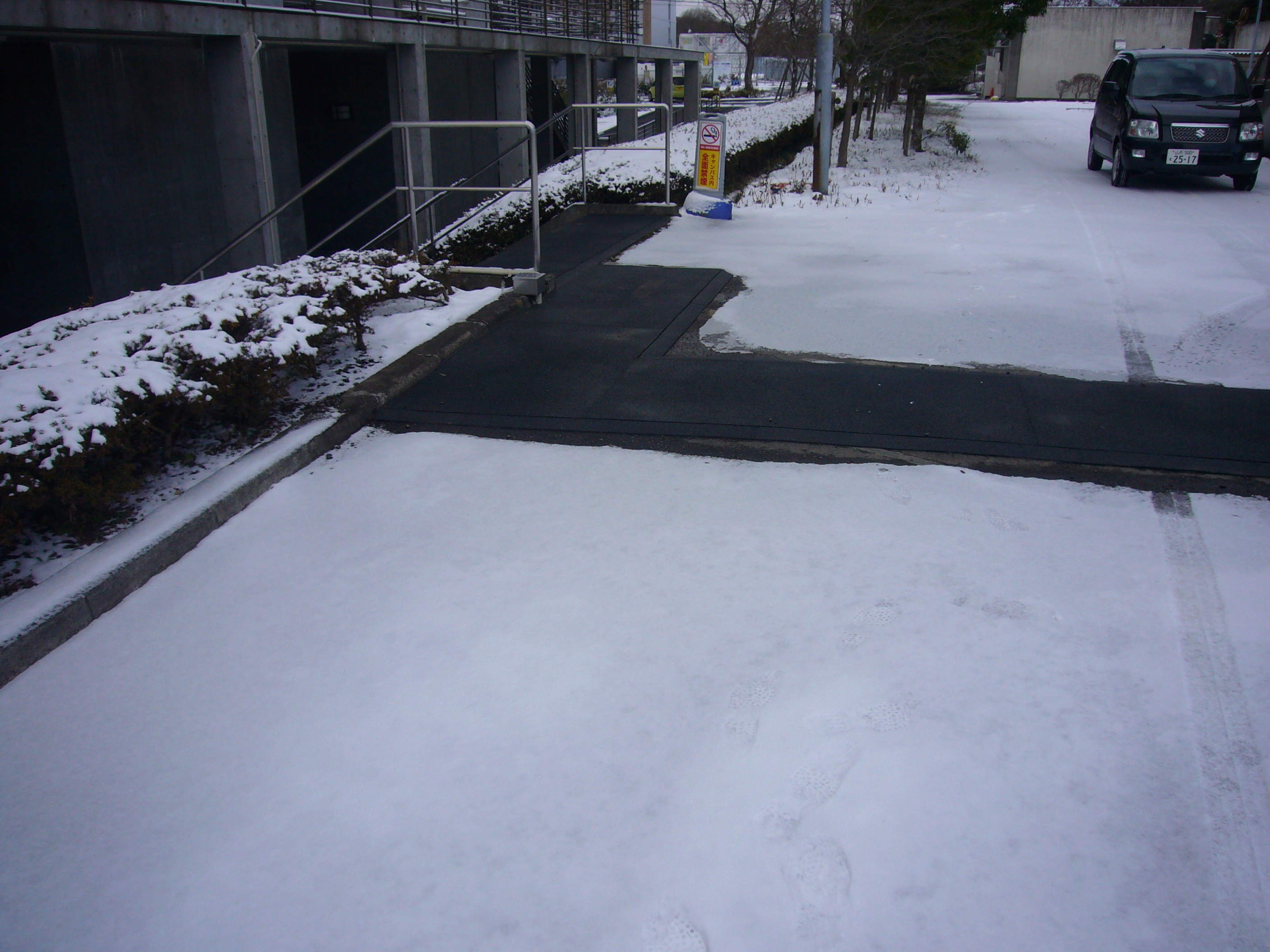 東北大学情報科学研究科棟北側階段上電気系3号館前融雪状況 山形の融雪総合メーカー 株式会社scutsystem 東北大学情報科学研究科棟北側階段上電気系3号館前融雪状況 山形の融雪総合メーカー 株式会社scutsystem